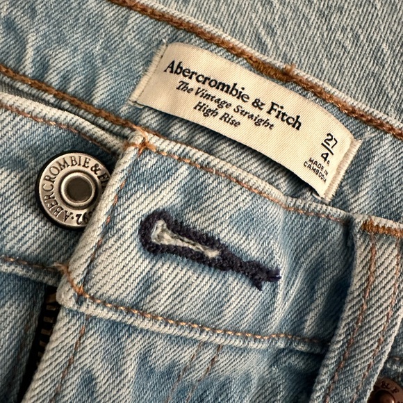 Abercrombie & Fitch Vintage Straight High Rise Jeans. Light Wash. - Picture 3 of 4